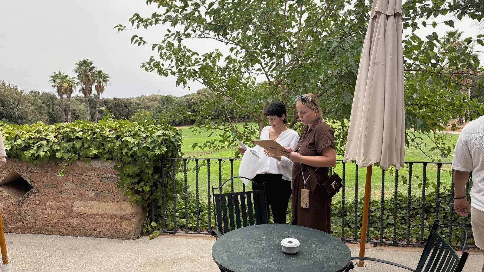 Mallorca wedding planner coordinating wedding details with the team at a wedding venue
