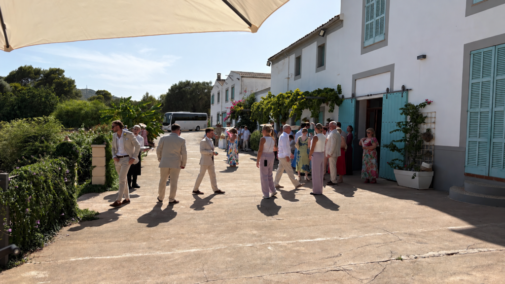 Wedding guests arriving at a Mallorca finca by shuttle bus