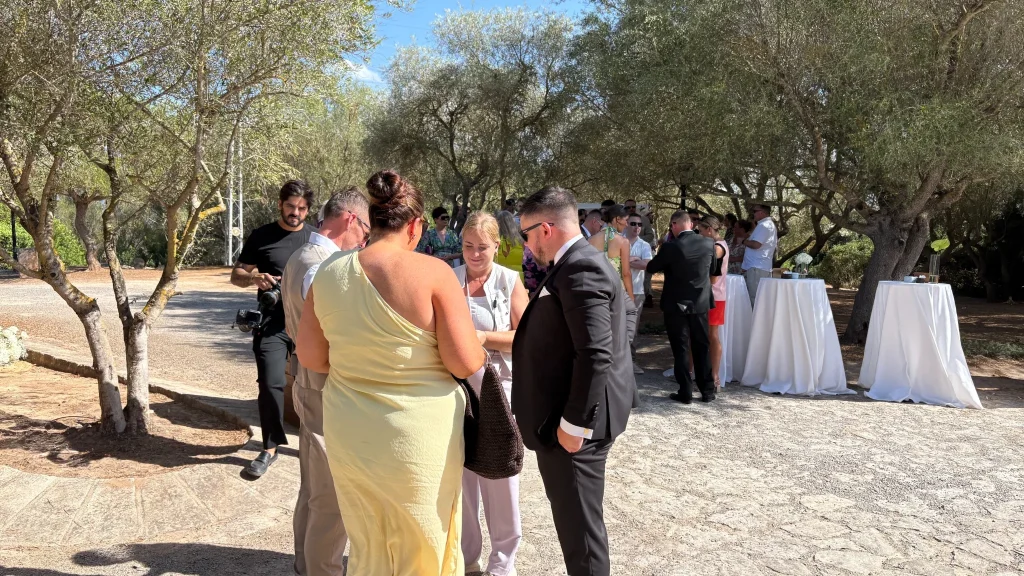 Wedding planner speaking with guests during a destination wedding in Mallorca